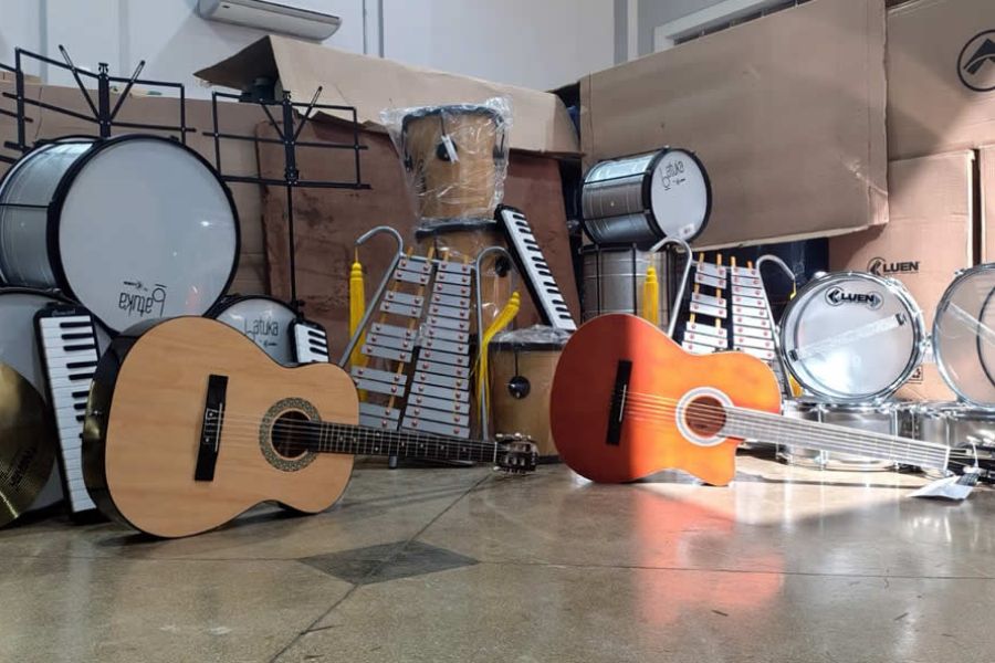 SEMEB investe em instrumentos musicais para as aulas de música e projetos de fanfarra